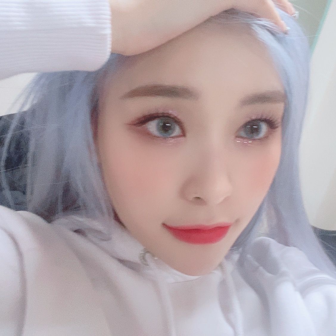 a gahyeon thread but everytime you scroll her purple hair gets more silver