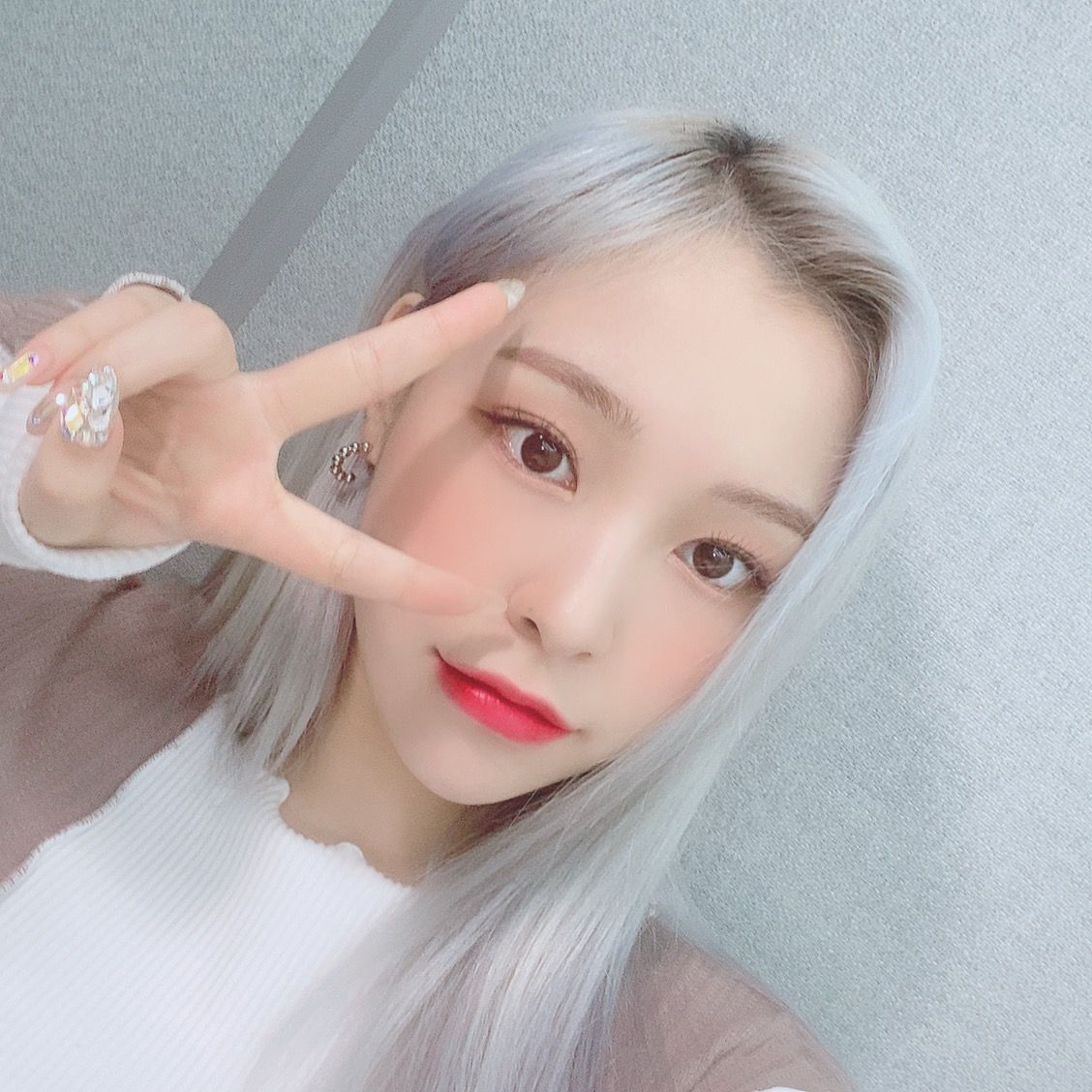 a gahyeon thread but everytime you scroll her purple hair gets more silver