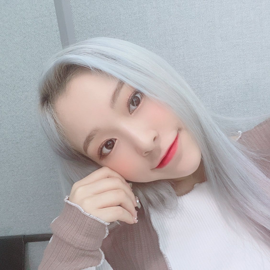 a gahyeon thread but everytime you scroll her purple hair gets more silver