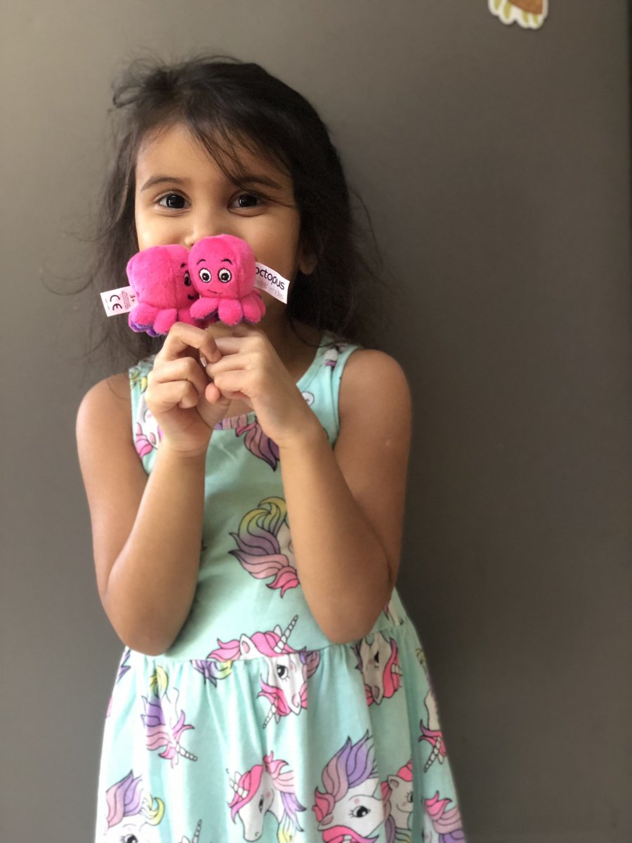 sbp842's tweet image. Thank you @OctopusEV @octopus_energy and the #powerloop team for the kind note and the cup and mini octopus. My daughter loves them. Merry Christmas to you all and look forward to the  #powerloop program kicking off