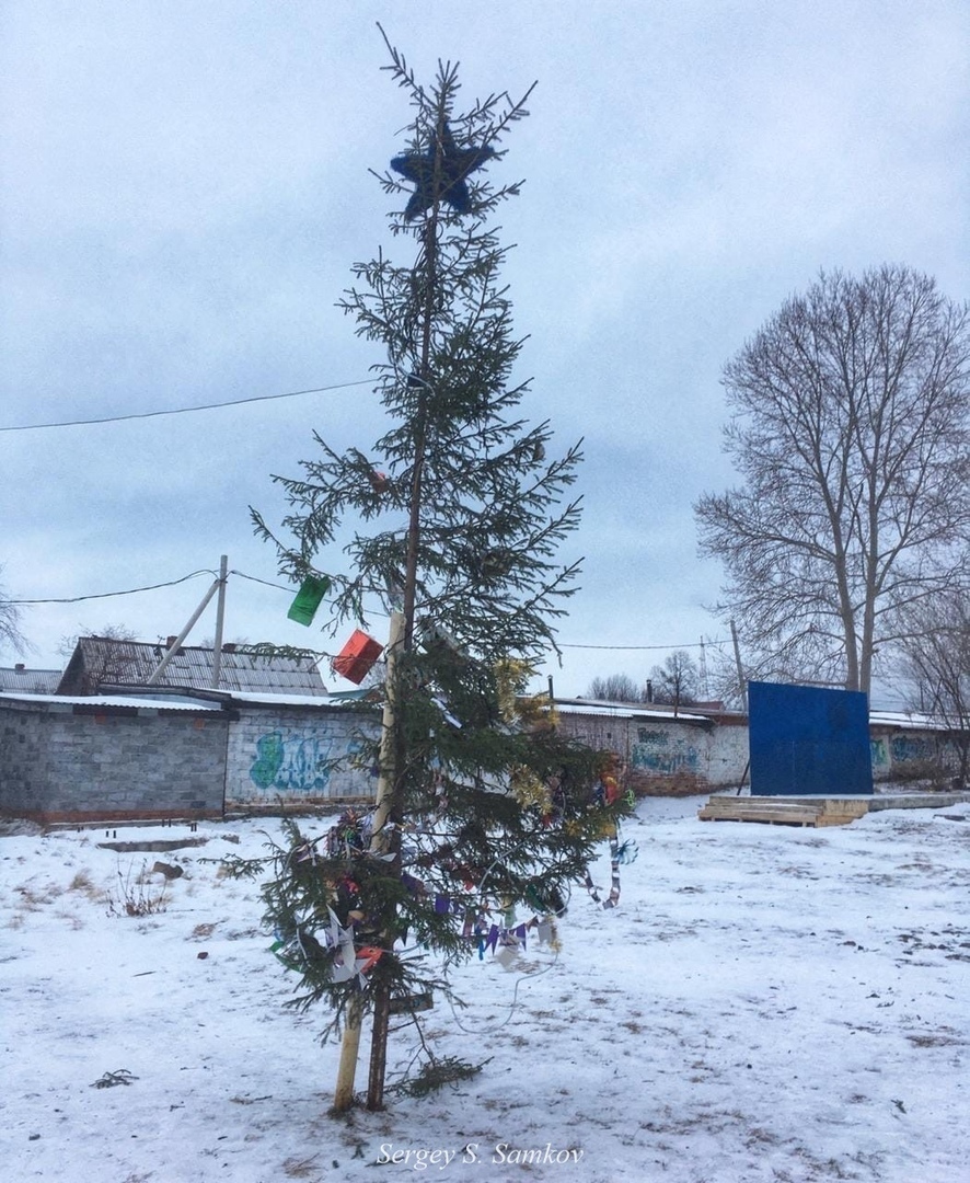Новогодняя ёлочка в Алапаевске, которую торжественно открыли заместитель главы города Евгений Кургузкин и местный депутат Наталья Чернышева, стала подарком для жителей микрорайона Рабочий городок. Сюда бы еще нововоронежскую «Алёнку».