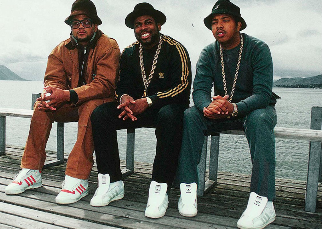circulación dueña Anfibio Rock The Bells on Twitter: "Run DMC's famous adidas look was inspired by  Jam-Master Jay's style. They immortalized the kicks with “My Adidas.” After  an exec from the sneaker company saw them