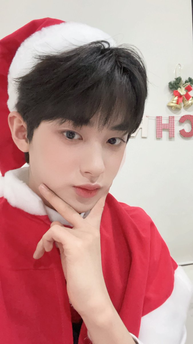 minkyu_0312's tweet photo. [💌PHOTO]
셀카도 준비했어요❣️❣️
무민단 해피 크리스마스🎄

#김민규 #민규 #KIMMINKYU
#MerryChristmas https://t.co/GVn8Z3U5sP