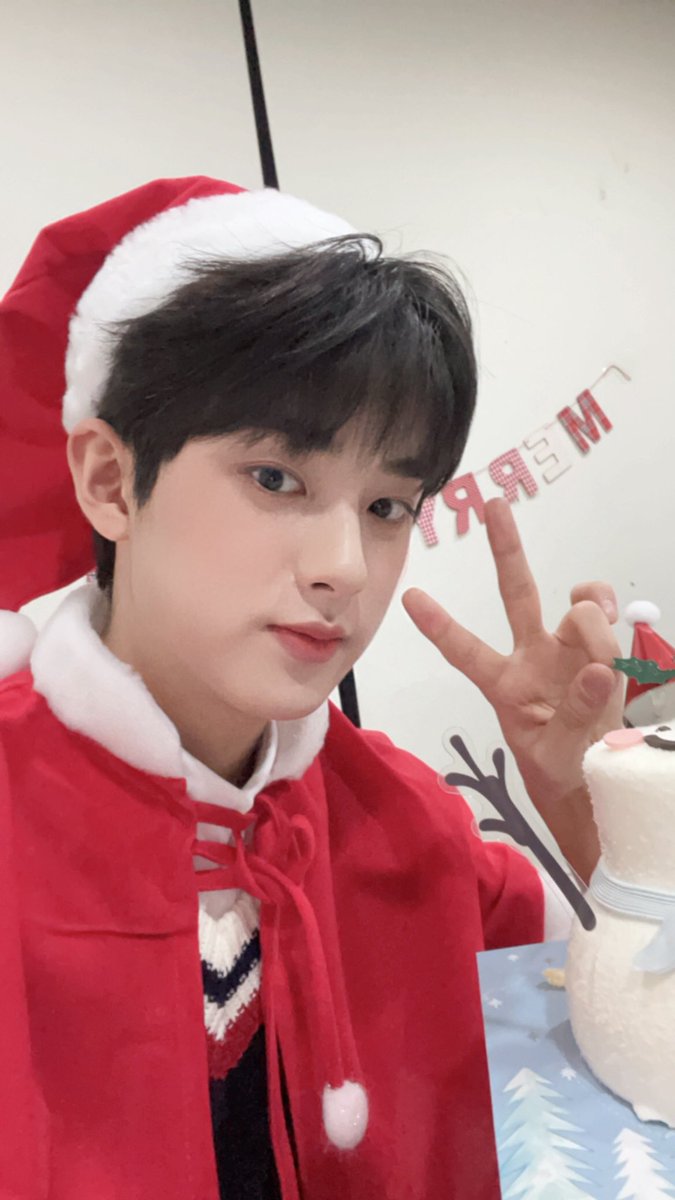 minkyu_0312's tweet photo. [💌PHOTO]
셀카도 준비했어요❣️❣️
무민단 해피 크리스마스🎄

#김민규 #민규 #KIMMINKYU
#MerryChristmas https://t.co/GVn8Z3U5sP