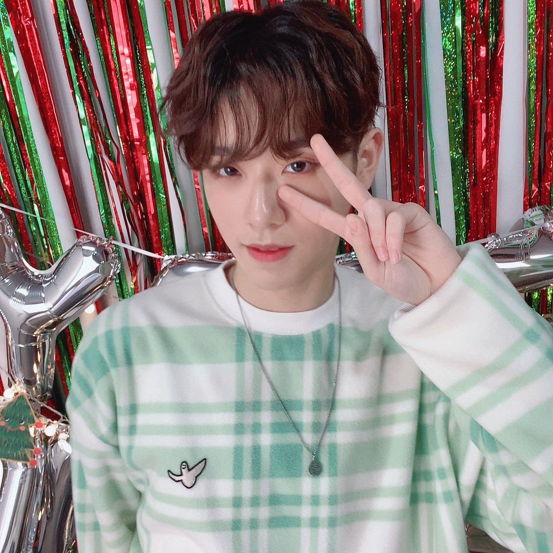 OfficialC9ent's tweet photo. [#금동현]
금산타와 함께한 크리스마스 전야제🎄🎅
함께해 주셔서 감사합니다
금랑단 여러분!! 메리크리스마스❣️

#KEUMDONGHYUN #MerryChristmas #VLIVE https://t.co/TMEyt1Tp0k