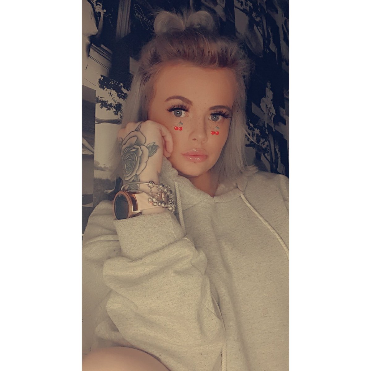 CLNI98's tweet image. 🍒 🍒  

#Cherry #snapchat #snapchatfilters #Smartwatch #Samsung #Pandora  #tattoo #makeup #lipfiller #greyhair