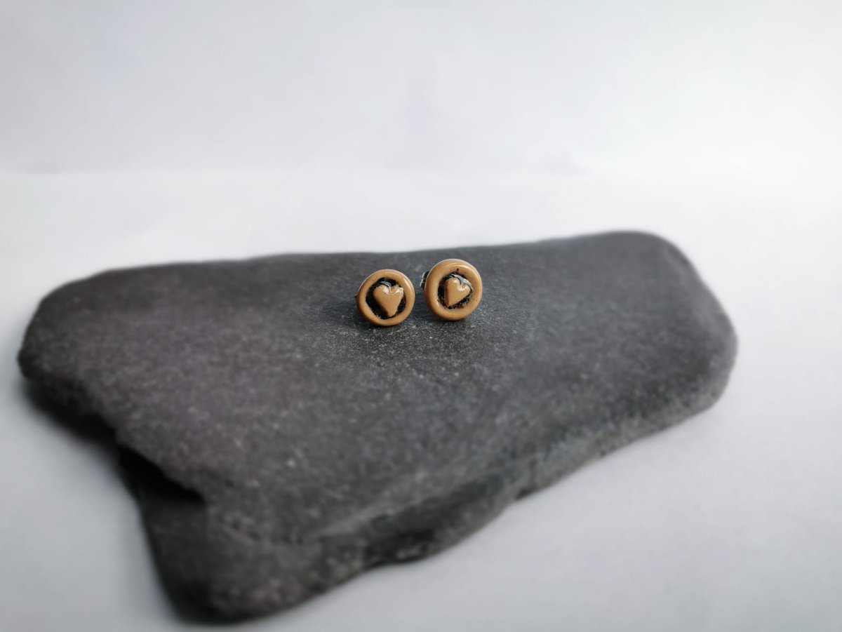charmagrammer's tweet photo. It's christmas eve! Get out the minced pies for sanata! Only made once so grab them while you can at https://t.co/YR93YX2rLR
#christmas2020 #earringsoftheday #mincedpies #santa #polymerclay #handmade #aberdeen #earrings #ShopLocal #shopsmallbusiness #handmadeearrings #studearring https://t.co/CZQSmYqIXW