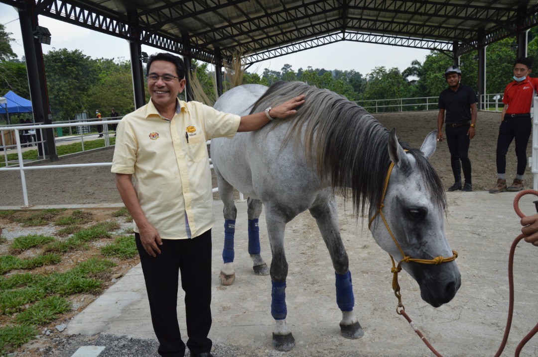 Penyerahan Dewan Arena Berkuda di MAEPS,Serdang kpd KP MARDI YBhg.Datuk Mohamad Roff. Dewan terbuka &amp; holding yard dirkbtk unt kegunaan sukan ekustrin dgn footing yg bermutu tinggi &amp; bertaraf dunia. Syabas!#TogetherWeDeliver <a href="/IrZulkefly/">Mohd Zulkefly S</a> <a href="/JKRMalaysia/">JKR Malaysia</a> <a href="/CKBA2_JKR/">CKBA2 JKR</a> <a href="/JKRSelangor/">JKR Selangor</a>