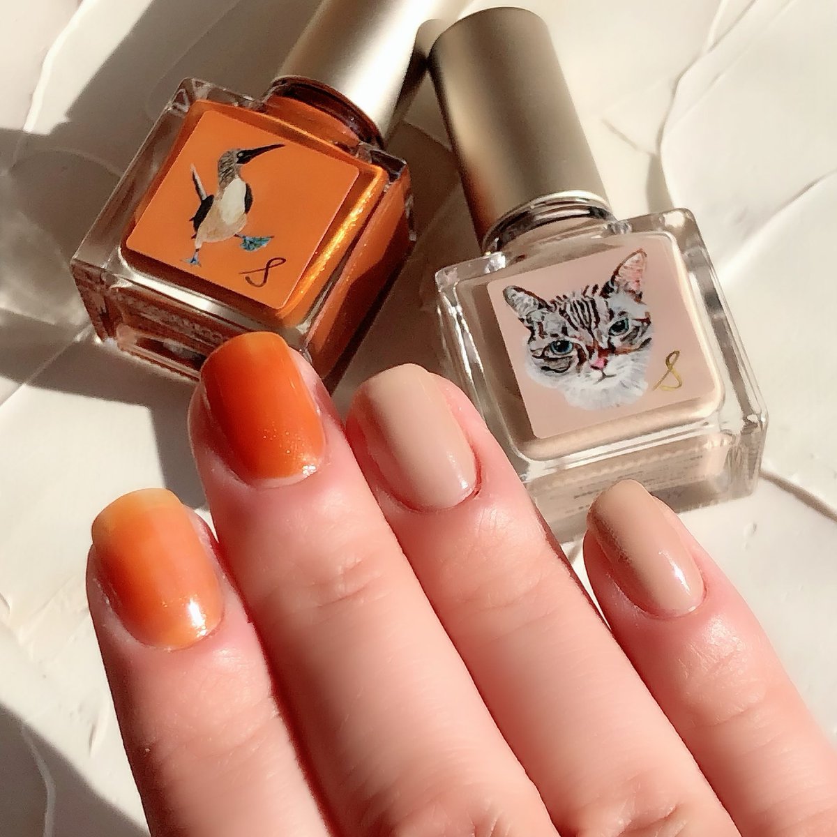 もち コスメ垢 くろねこさん Okenorukkuro ブランディングのネイルエス 透明紅茶 飴色蜜柑 紅茶は本当に肌に馴染んで指先が綺麗に見える 2度塗りでも若干透けるグレージュが素敵過ぎる 蜜柑は艶々の完熟透けオレンジにゴールドパールの輝きが眩しい
