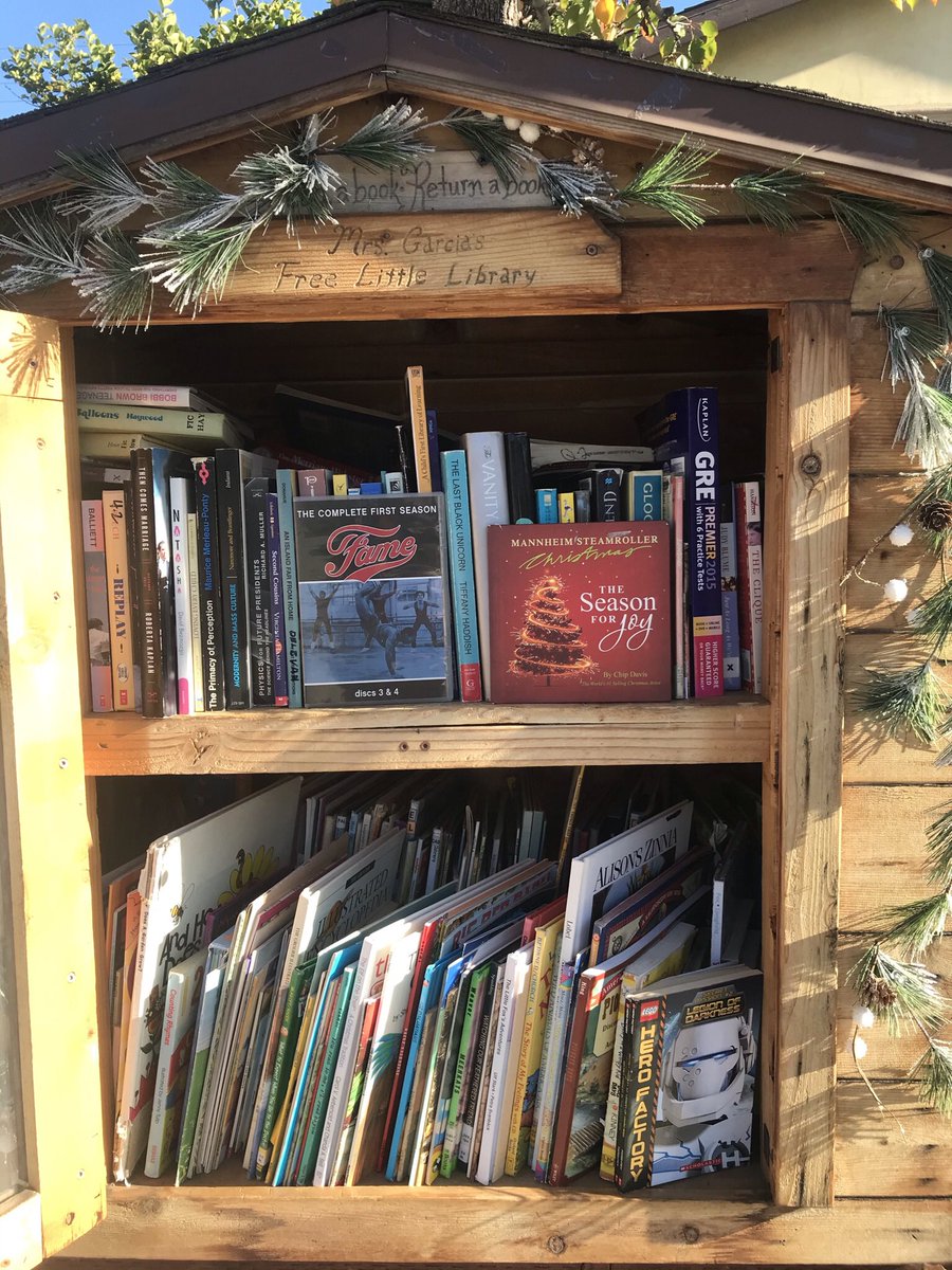 EagleRockLitLib's tweet photo. Happy Holidays from @EagleRockLitLib 🎄We are bursting with good books, stop by and take a few. Be safe 😷❤️ https://t.co/MLbJjOeYJe