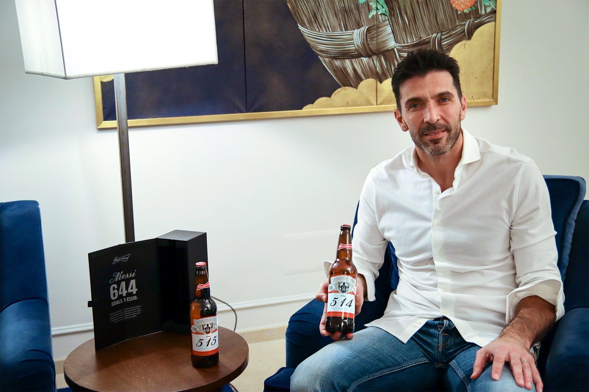 ActualiteBarca's tweet photo. Budweiser a envoyé à tous les gardiens contre qui Messi a marqué, une bouteille personnalisée. #GOAT https://t.co/A3BZRCTzrO