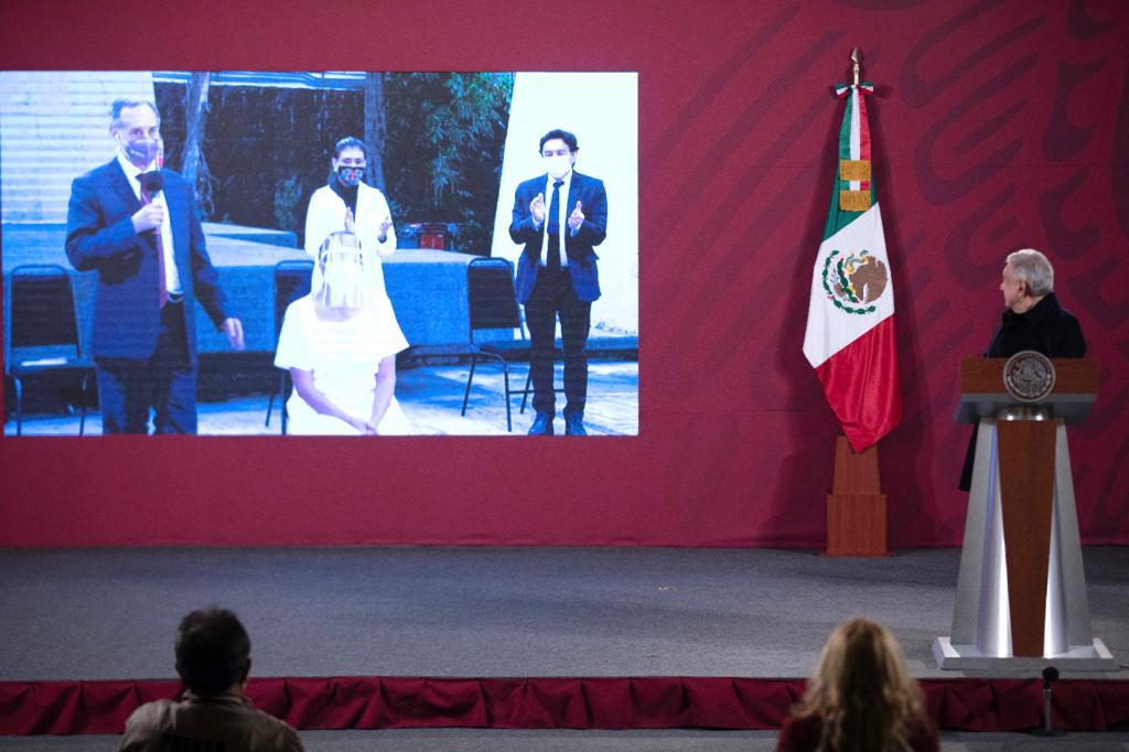 M_OlgaSCordero's tweet photo. Este día es histórico: México es el primer país en América Latina que aplica la vacuna anti #COVID19. Inició con la enfermera María Irene Ramírez un operativo simultáneo en CdMx, Querétaro y Edomex que confirma la vocación de la #4T por la salud y la vida. https://t.co/PYlQV78q2s