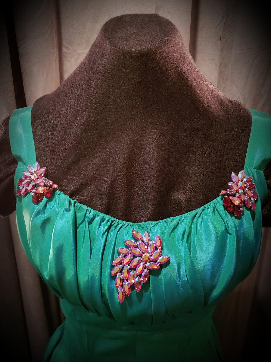 TheOneChameleo1's tweet photo. Since my tree is in storage, one of my favourite handmade vintage dresses will fit the occasion. The decorations are four vintage earrings and a pin, two of the earrings were my grandma's.
#ChristmasTreeAlternative #VintageDress #VintageJewelry #HolidayCheer https://t.co/7OmKeZL2gr