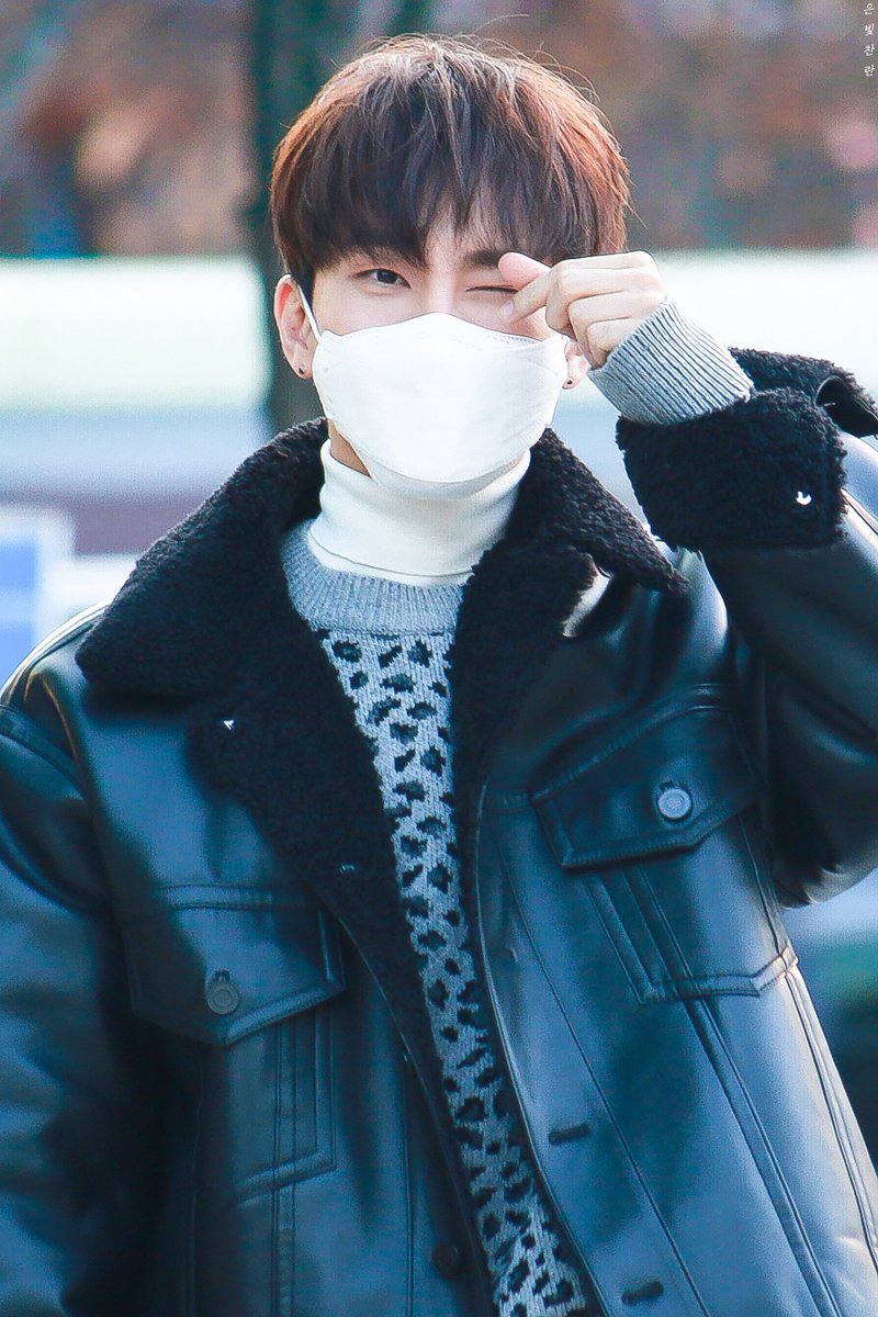 only_kwang_'s tweet photo. 201216 컬투쇼 퇴근 

햎삐 크리스마스💕🎄
응팡사랑으루 다 이겨내버리자
#비투비 #BTOB #비투비포유 #BTOB4U
#서은광 #은광 @BTOB_SEKwang https://t.co/fetXIZSFku