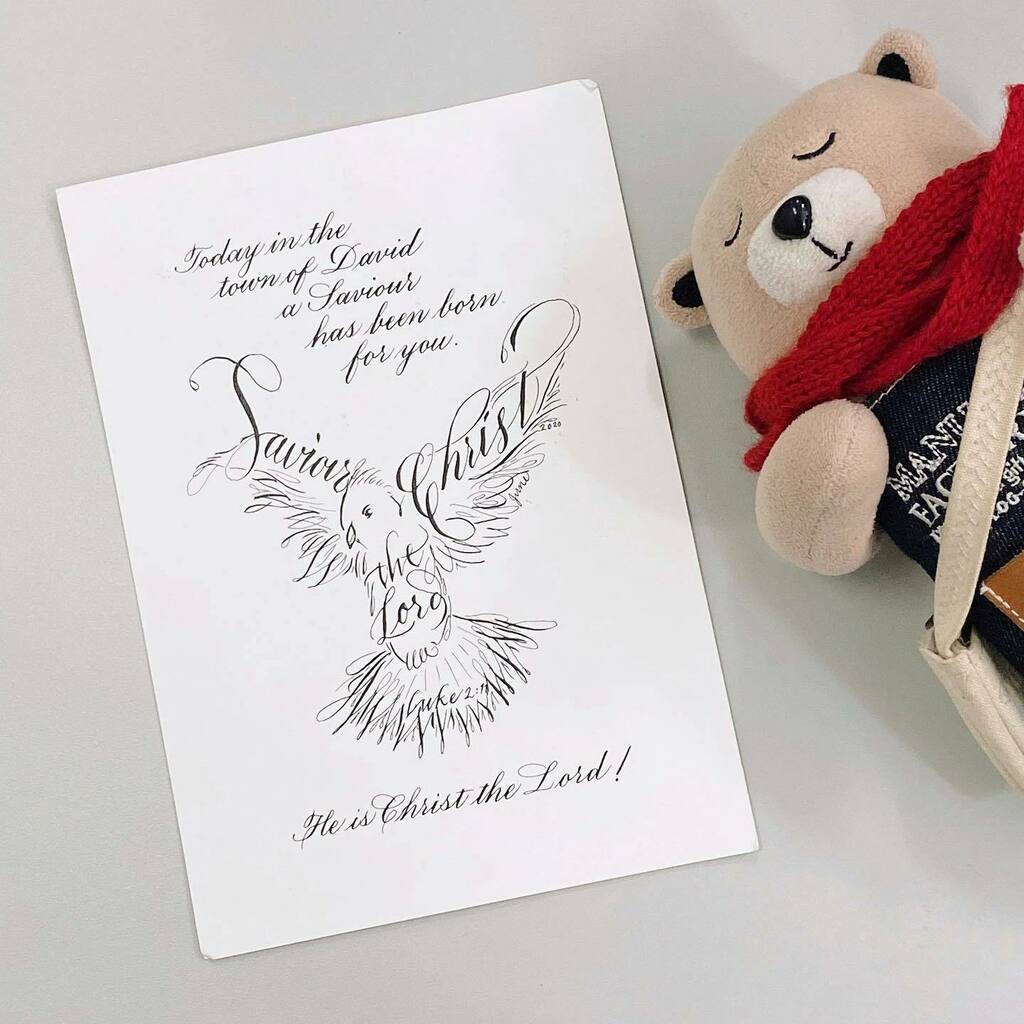 scription's tweet image. Beautiful postcard drawn by @junejelts 👏🏻 Merry Xmas!⁣
⁣
#xmas2020 #calligraphy #dippencalligraphy #postcard #xmascard #manualfactorybear instagr.am/p/CJLsQmwFbog/