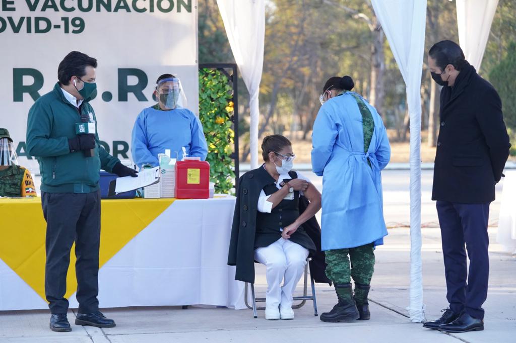 M_OlgaSCordero's tweet photo. Este día es histórico: México es el primer país en América Latina que aplica la vacuna anti #COVID19. Inició con la enfermera María Irene Ramírez un operativo simultáneo en CdMx, Querétaro y Edomex que confirma la vocación de la #4T por la salud y la vida. https://t.co/PYlQV78q2s