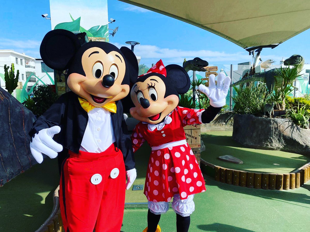 Special guests in for a game of Jurassic Crazy Golf today at a Rooftop Lanzarote 
❤️🌟❤️
Feliz Navidad de Mickey y Minnie!! 💫🎄💫