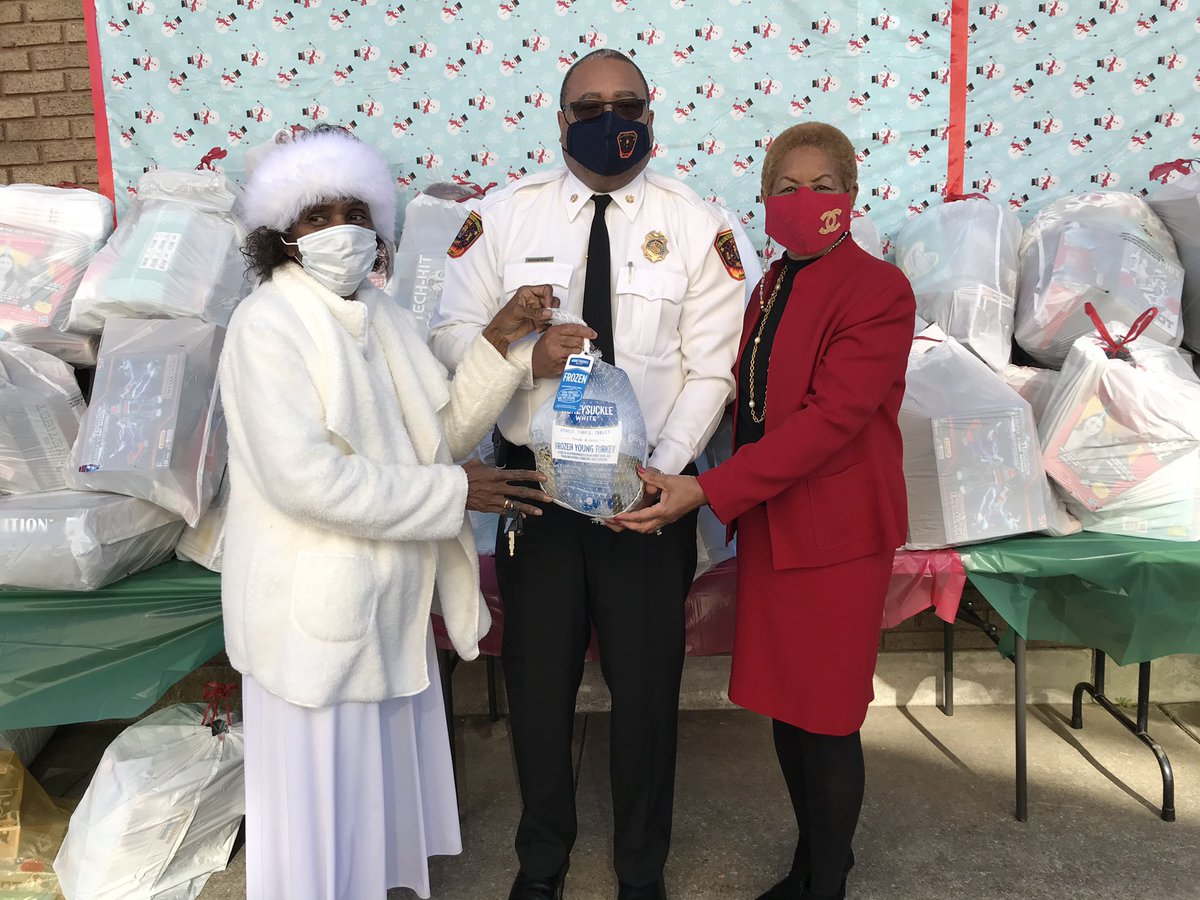 cityofpinebluff's tweet photo. Monday, December 21 the House of Bread Ministries distributed 350 food boxes, Christmas gifts. They also received a generous donation from GTL Americas, which they in turn were able to donate 100 turkeys to the Pine Bluff Fire Department.
#onepinebluff #servingtogether https://t.co/pHr98SjUqw