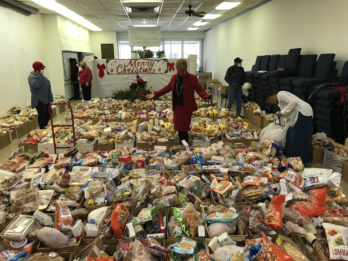 cityofpinebluff's tweet photo. Monday, December 21 the House of Bread Ministries distributed 350 food boxes, Christmas gifts. They also received a generous donation from GTL Americas, which they in turn were able to donate 100 turkeys to the Pine Bluff Fire Department.
#onepinebluff #servingtogether https://t.co/pHr98SjUqw