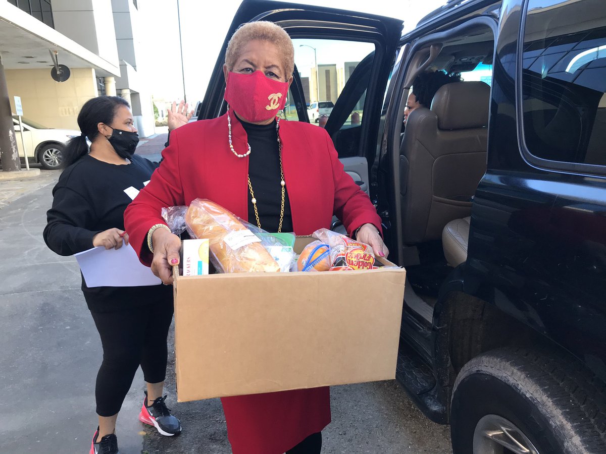 cityofpinebluff's tweet photo. Monday, December 21 the House of Bread Ministries distributed 350 food boxes, Christmas gifts. They also received a generous donation from GTL Americas, which they in turn were able to donate 100 turkeys to the Pine Bluff Fire Department.
#onepinebluff #servingtogether https://t.co/pHr98SjUqw