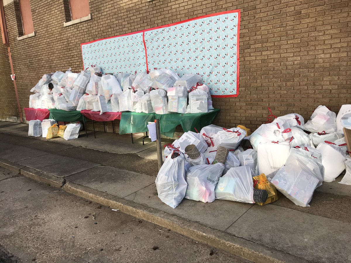 cityofpinebluff's tweet photo. Monday, December 21 the House of Bread Ministries distributed 350 food boxes, Christmas gifts. They also received a generous donation from GTL Americas, which they in turn were able to donate 100 turkeys to the Pine Bluff Fire Department.
#onepinebluff #servingtogether https://t.co/pHr98SjUqw