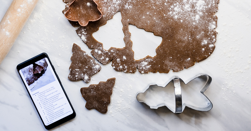 corninggorilla's tweet photo. From looking up new recipes to calling mom for tips and sharing photos of our holiday masterpieces, smartphones with tough, durable Corning® Gorilla® Glass are indispensable in the kitchen while we bake up a storm.

#CorningGorillaGlass #YourDigitalLife #HomefortheHolidays https://t.co/NBgnwV2AO0