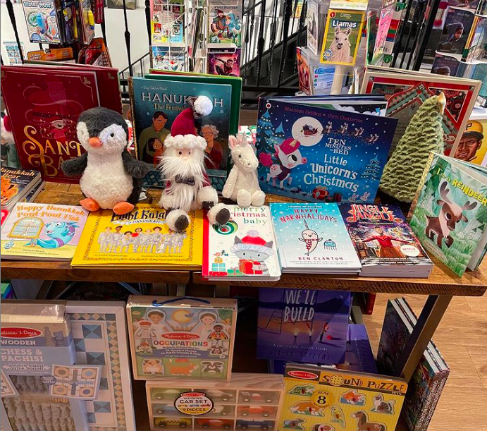 BooksandBooks's tweet image. Festive book displays!!! 😍🎅🏽📚Come see us in the bookstore and browse our kid's section, full of books with beautiful illustrations and sweet stories that will leave you and your children feeling full of the holiday spirit. #booksandbooks #coconutgrove #shoplocalmiami