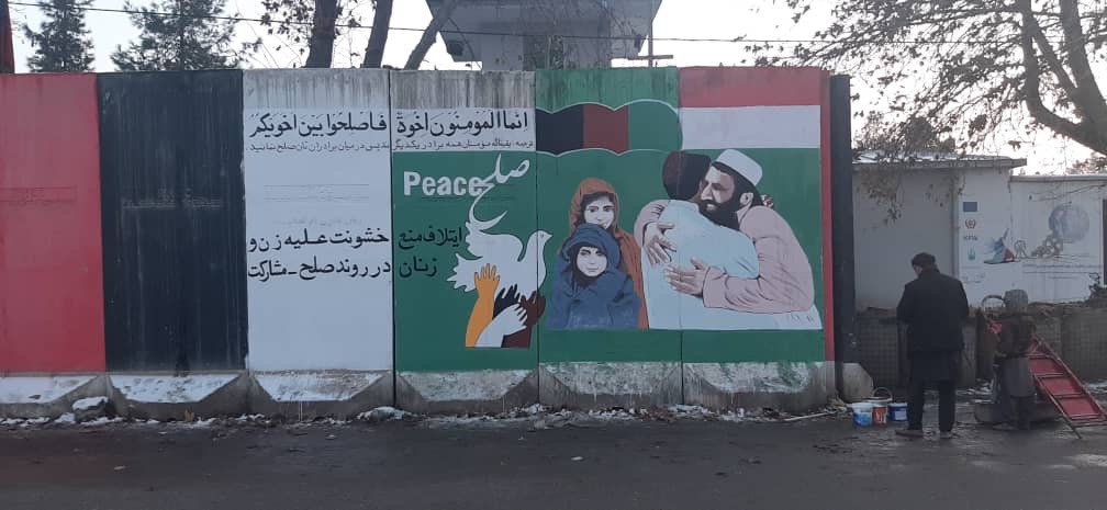 SadaeAzadi's tweet photo. استفاده از هر گزینه ممکن برای رسیدن به صلح در افغانستان؛ دفتر ایتلاف زنان در تخار نقاشی ودیوار نگاری را جهت تامین صلح راه اندازی کرده است https://t.co/7xEbGUt7pm