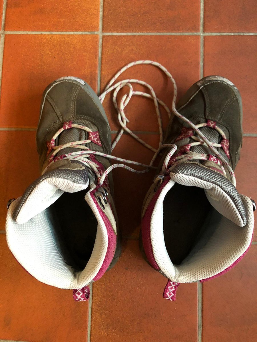 DursleyTab's tweet photo. From Acacia Drive to Yew Tree Avenue, 7 Tab members have prayed a blessing over every street in Cam, Dursley and Coaley this Advent. Soggy at times but moments of joy and discovery! Happy Christmas from everyone at the Tab 🌲🎁 https://t.co/8WZlf0nSfH