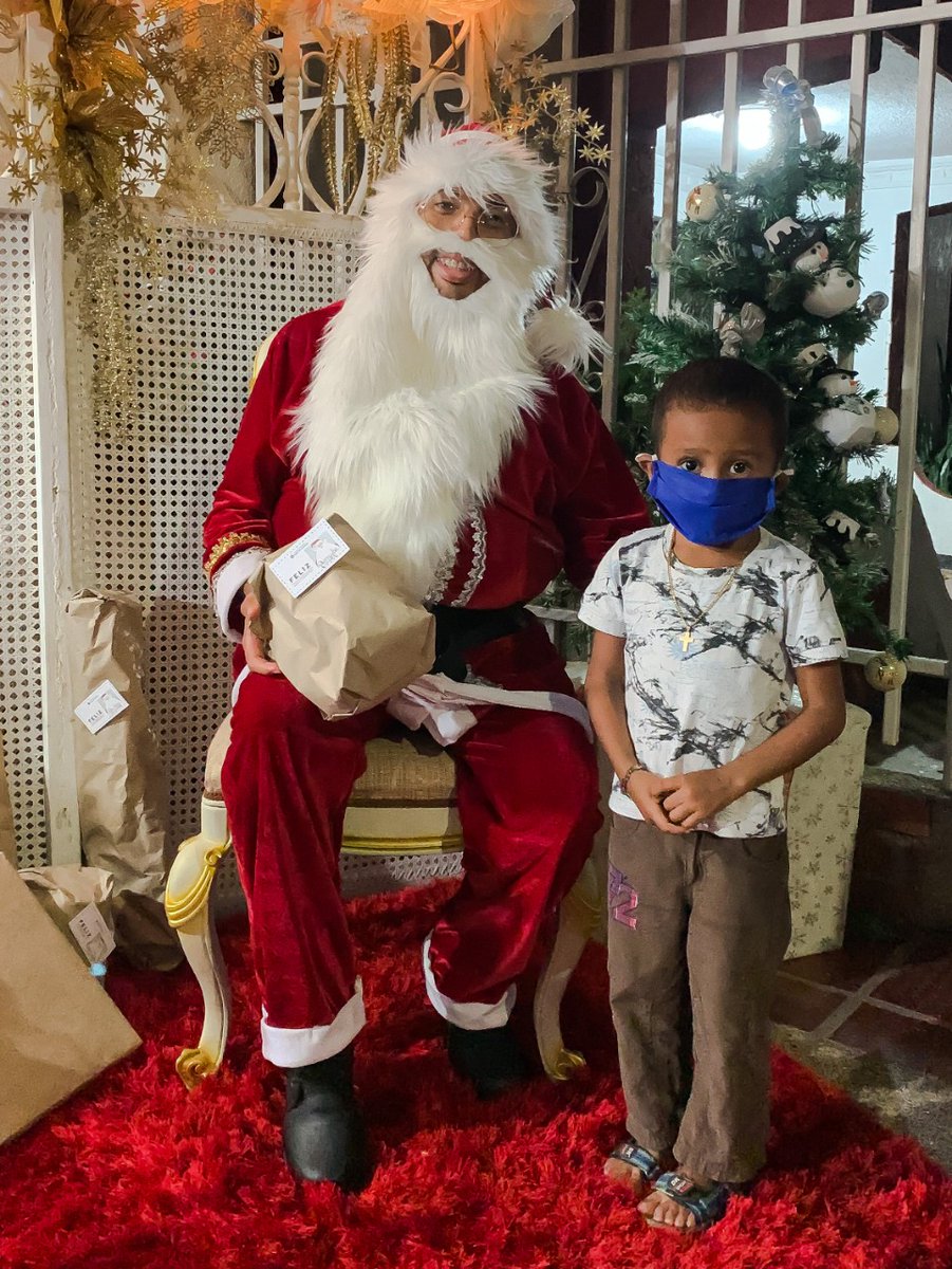 HanzZuleta's tweet photo. Que no se pierda la tradición de regalar un poco de felicidad a quienes lo necesitan en esta época del año. De la mano de @TierraDeTalento pasamos una tarde maravillosa. Feliz navidad a todos los niños del mundo! https://t.co/hy1XjxBviX