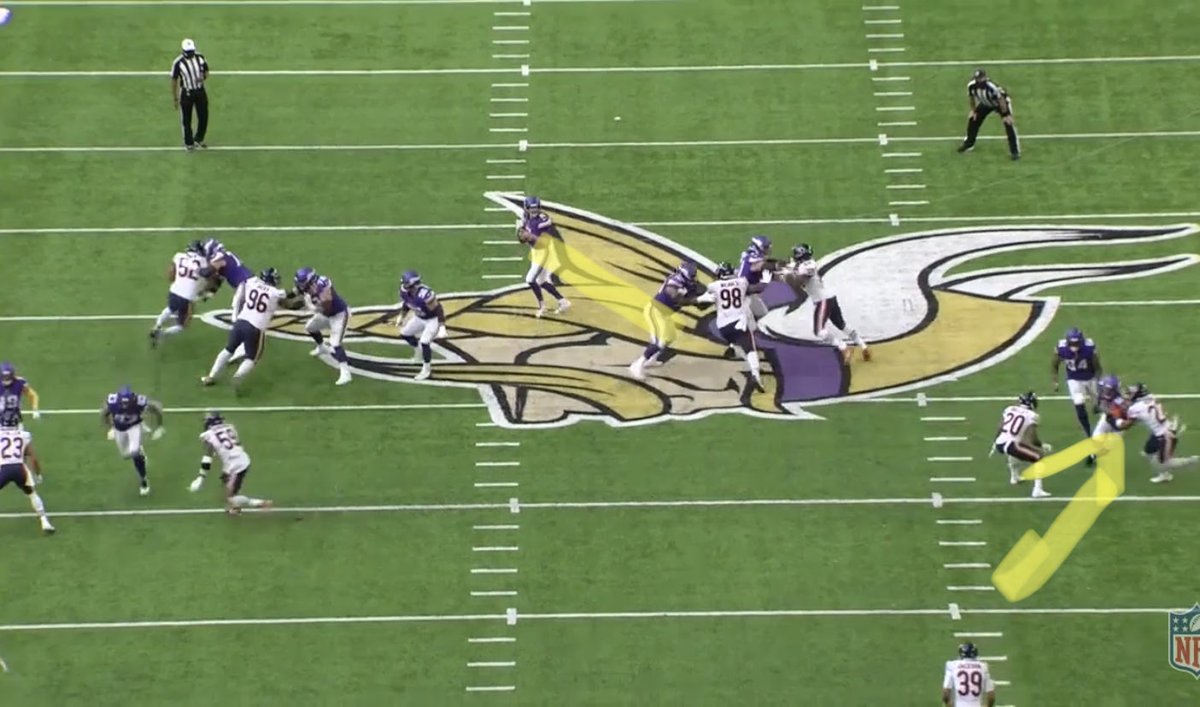 Next series & Vildor is back to press man this time in slot v Jefferson (just his foot in pic 1). Cousins going here whole way but V is so physical he has to pull down and run up in pocket to buy time. Pics dont capture but Jefferson swim move (grabs) Vi to get Separation & comp