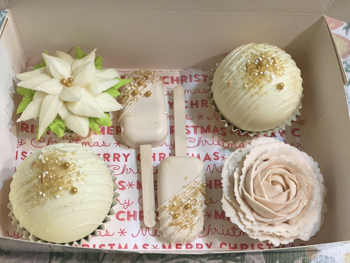 Christmas gifts for the bosses #hotcocoabombs #cakesicles #bouqcakes #cupcakebouquet #homemade #PrettynPreciousSweets