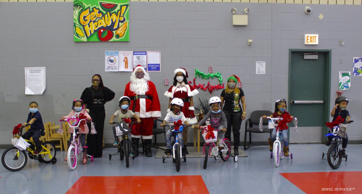 GilbaneChicago's tweet photo. 'Tis the season! Gilbane Chicago visited the students of Lavizzo Elementary, a Chicago Public Schools located in Chicago's Roseland neighborhood to spread a little holiday cheer!
#GilbaneCares #RemarkableTogether https://t.co/F4yUvHcpCk