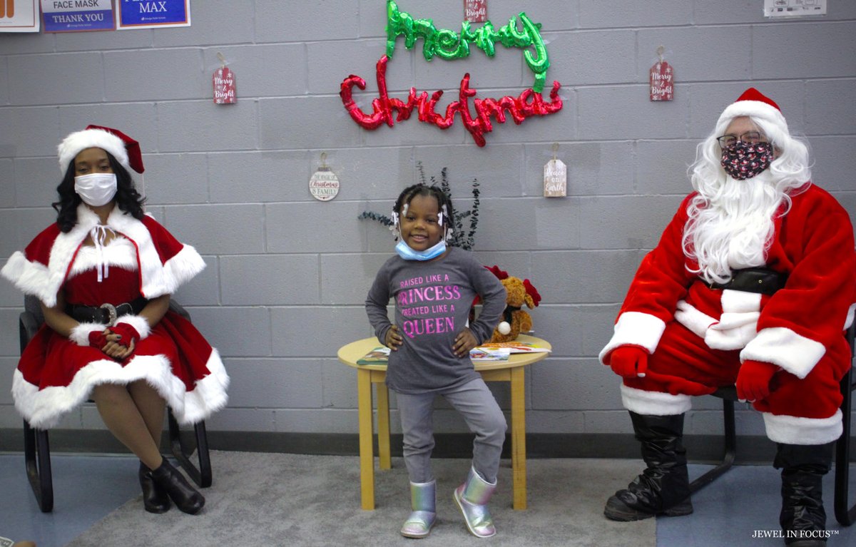 GilbaneChicago's tweet photo. 'Tis the season! Gilbane Chicago visited the students of Lavizzo Elementary, a Chicago Public Schools located in Chicago's Roseland neighborhood to spread a little holiday cheer!
#GilbaneCares #RemarkableTogether https://t.co/F4yUvHcpCk