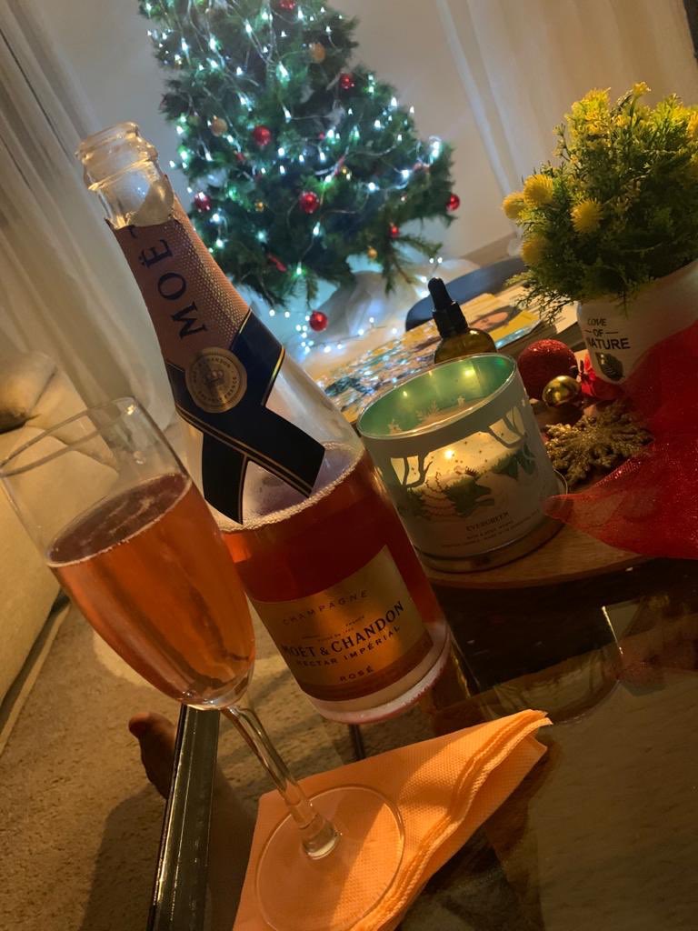 ghailaclaire's tweet photo. Merry Christmas 🎁🎄 #AddictedToErica https://t.co/h4tK1Oozje