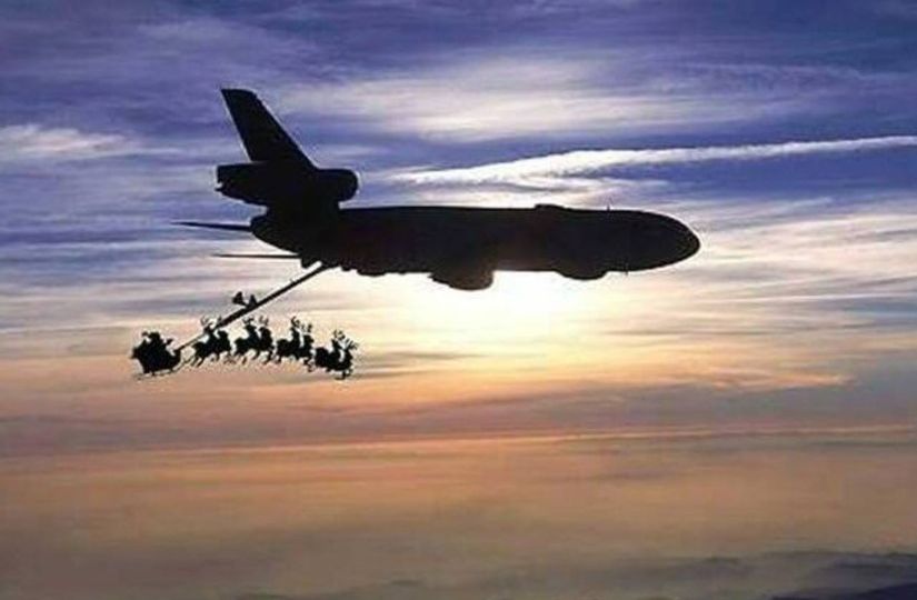 Jammer1169's tweet photo. Merry Christmas Eve Everyone!   Santa is on the move with support... https://t.co/4Pup86SfOw