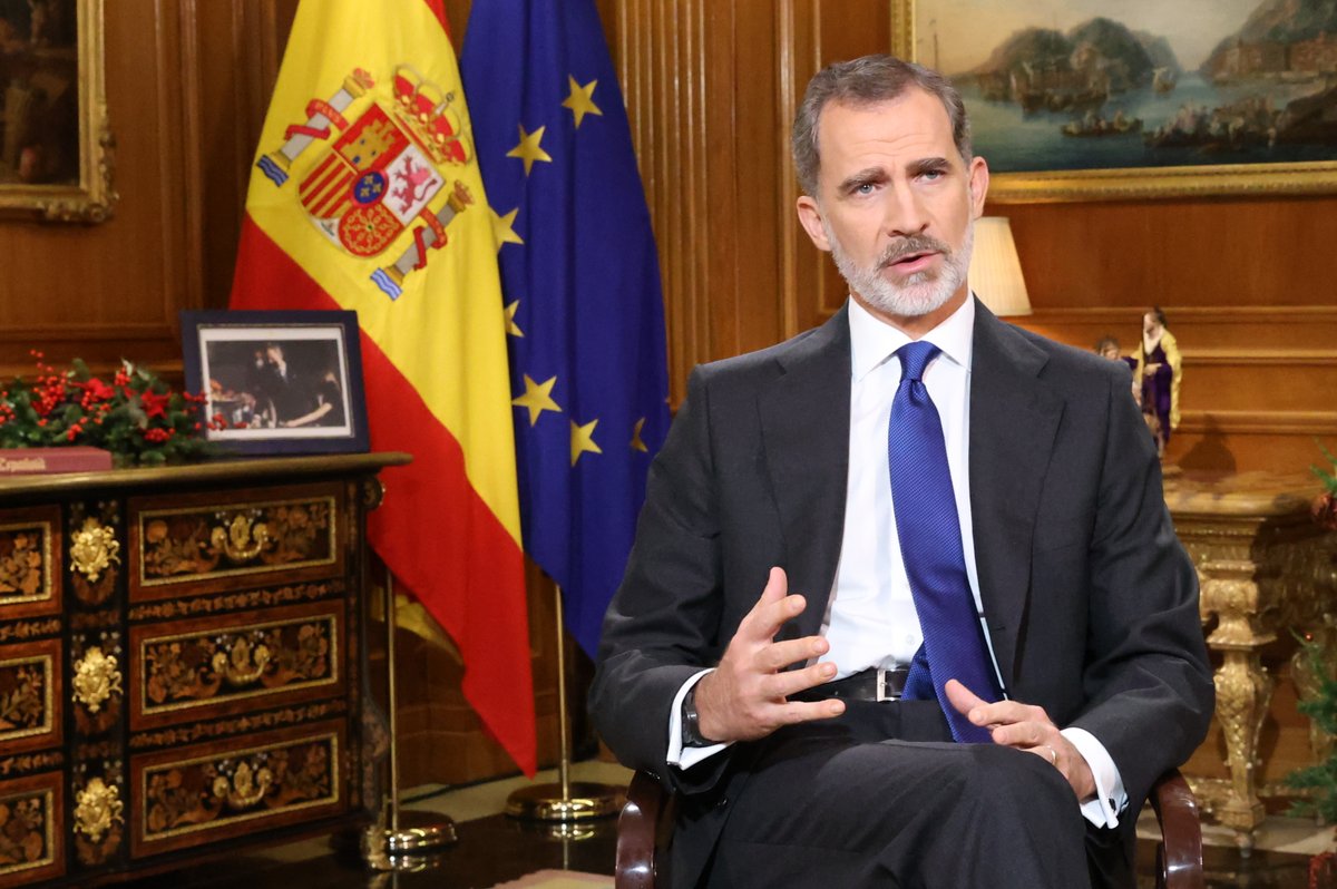CasaReal's tweet photo. Lo hemos comprobado con la eficacia y entrega de nuestras Fuerzas Armadas, de nuestros Cuerpos de Seguridad, Protección Civil y servicios de Emergencias, y otros muchos servidores públicos, que han demostrado su vocación de servicio y su plena sintonía con nuestra sociedad. https://t.co/8BTVLAU2be