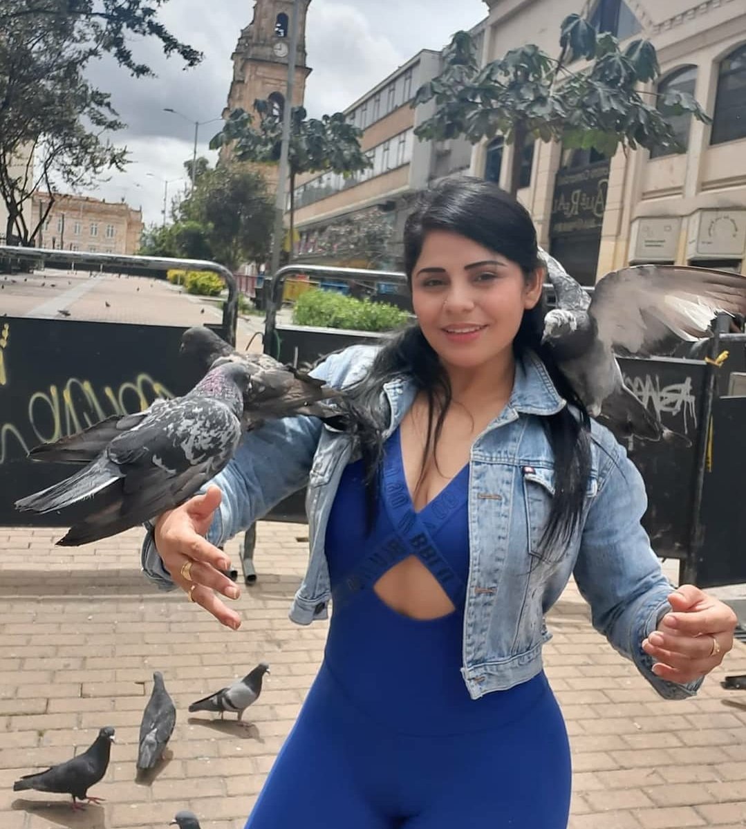 yıllar önce bu işe mahallede bir abiyle bir çift taklacı kuş karsiliginda sex yaparak baslamistim. hayvan sevgisi benim icin çok önemlidir. şimdi nerede takla atan bi güvercin görsem o zor günler aklıma gelir. fotoğrafta biraz buruk gülümsemişim ama beni sikmek isteyen dm gelsin