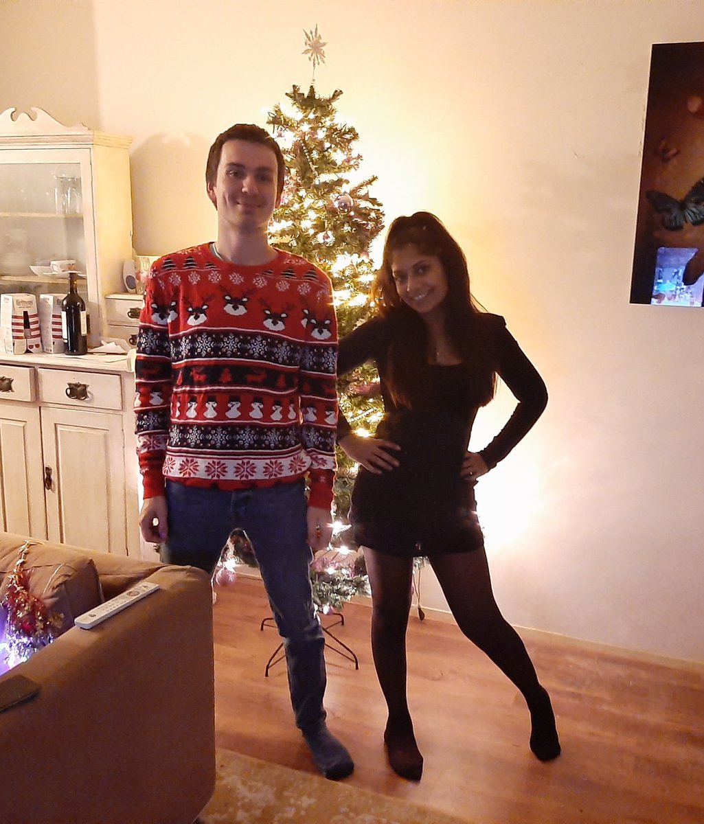 Bryanvreijsen's tweet image. #kerstavond vieren samen met mijn beste vriendin en zelfgekozen familie @KimMathura ☃️

Om 23.00 komen we samen op @npo2 in het programma #wiekentmijnog

Fijne #kerst dagen namens ons🌲