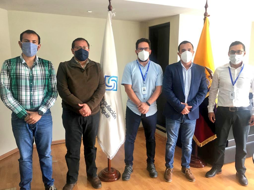 Reg_aguaEc's tweet photo. Una intensa reunión de trabajo se realizó este jueves 24 de diciembre en las instalaciones de la ARCA, donde le Director Ejecutivo de la entidad y el Ministro de Ambiente y Agua @PauloProanoA trataron diversos temas relacionados con el agua a escala nacional. #JuntosPorElAgua https://t.co/PgnjJOTgTu