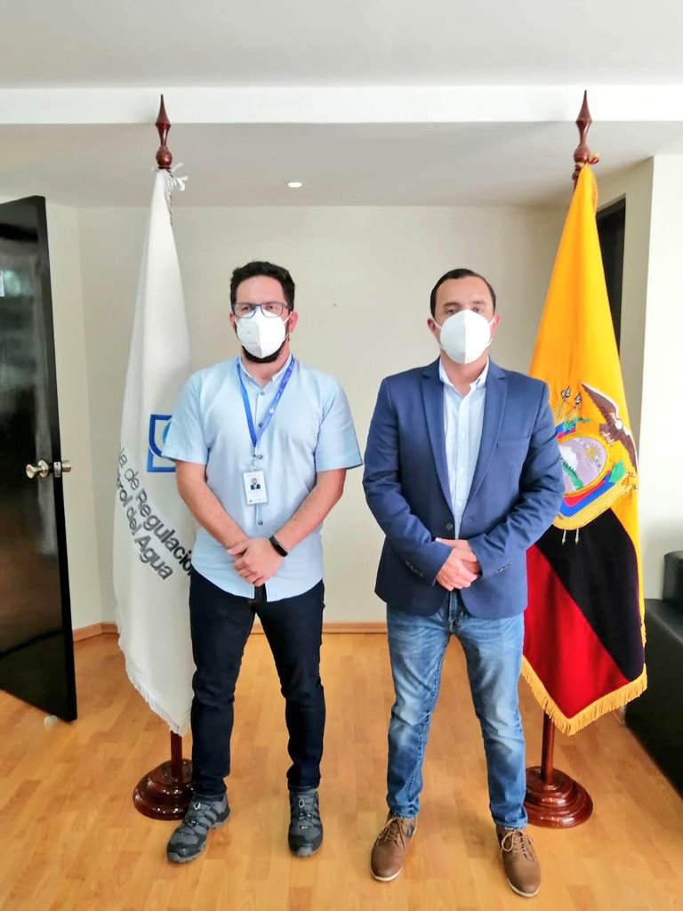 Reg_aguaEc's tweet photo. Una intensa reunión de trabajo se realizó este jueves 24 de diciembre en las instalaciones de la ARCA, donde le Director Ejecutivo de la entidad y el Ministro de Ambiente y Agua @PauloProanoA trataron diversos temas relacionados con el agua a escala nacional. #JuntosPorElAgua https://t.co/PgnjJOTgTu