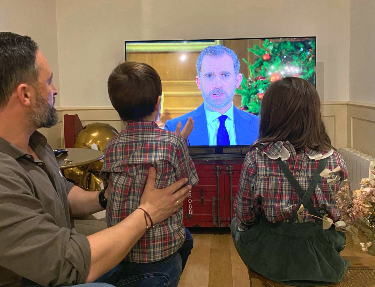 Santi_ABASCAL's tweet photo. Felipe VI: "No somos un pueblo que se rinda o se resigne en los malos tiempos. No va a ser nada fácil superar esta situación y en cada casa lo sabéis bien. Pero yo estoy seguro de que vamos a salir adelante. Con esfuerzo, unión, y solidaridad España saldrá adelante" #VivaElRey https://t.co/z3hONwnjg2