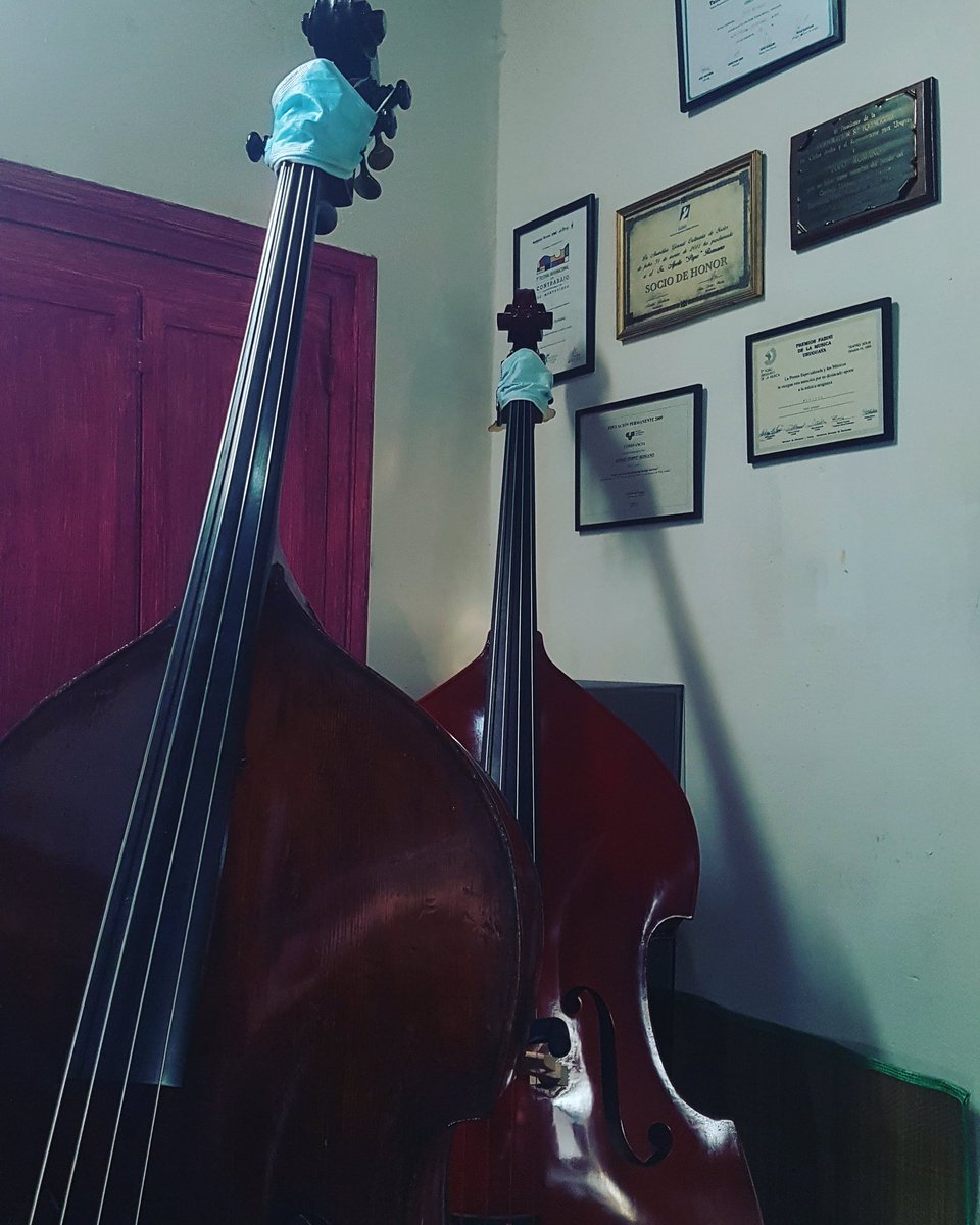 poporomano's tweet photo. 2021 saldremos como sea
....con fe
...la música nos sana
#poporomano
#contrabajos https://t.co/L6tVx4OhBL