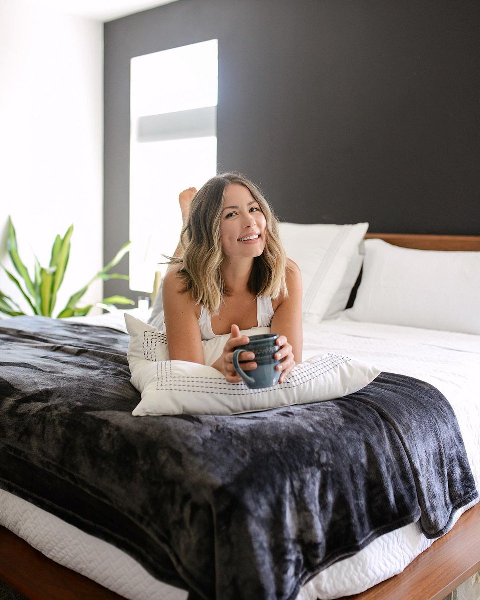 A comfy bed and a good cup of tea are exactly what we need before the craziness of Christmas morning.  
📸 <a href="/alliewears/">allie</a>