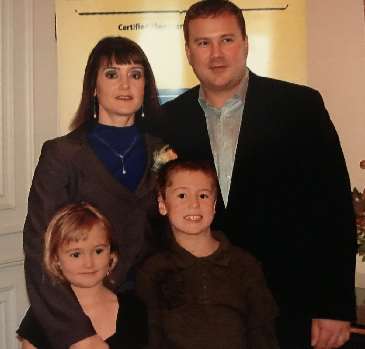 Laurie_13645's tweet photo. Merry Christmas to everyone love Scott Jordyn &amp; I and Evan in heaven. Our family is wishing everyone a safe healthy and happy holiday. 🎄#MerryChristmas memories are so important. #Tommy17 #foreverinourhearts ❤️💙@ET_Memorial #besafe #Believe 💚💛 https://t.co/OVPXob8VCh