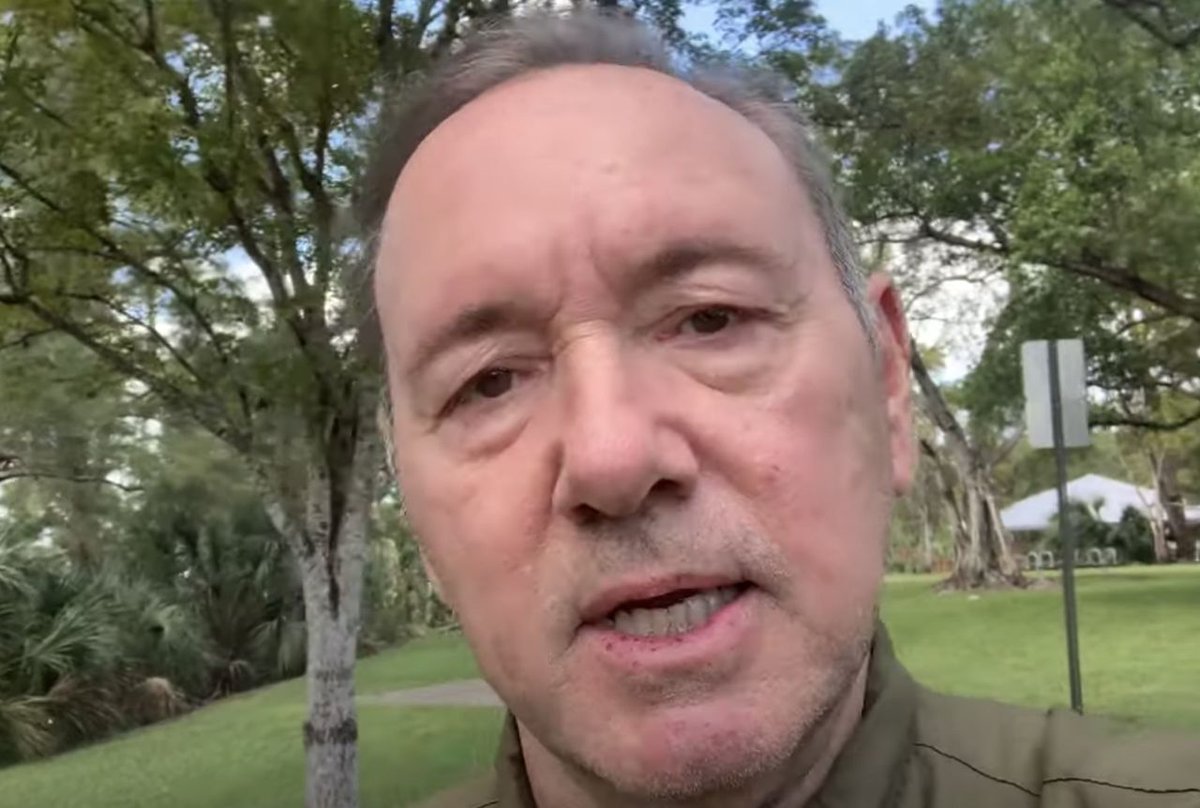Kevin Spacey continues Christmas Eve tradition of releasing bizarre video