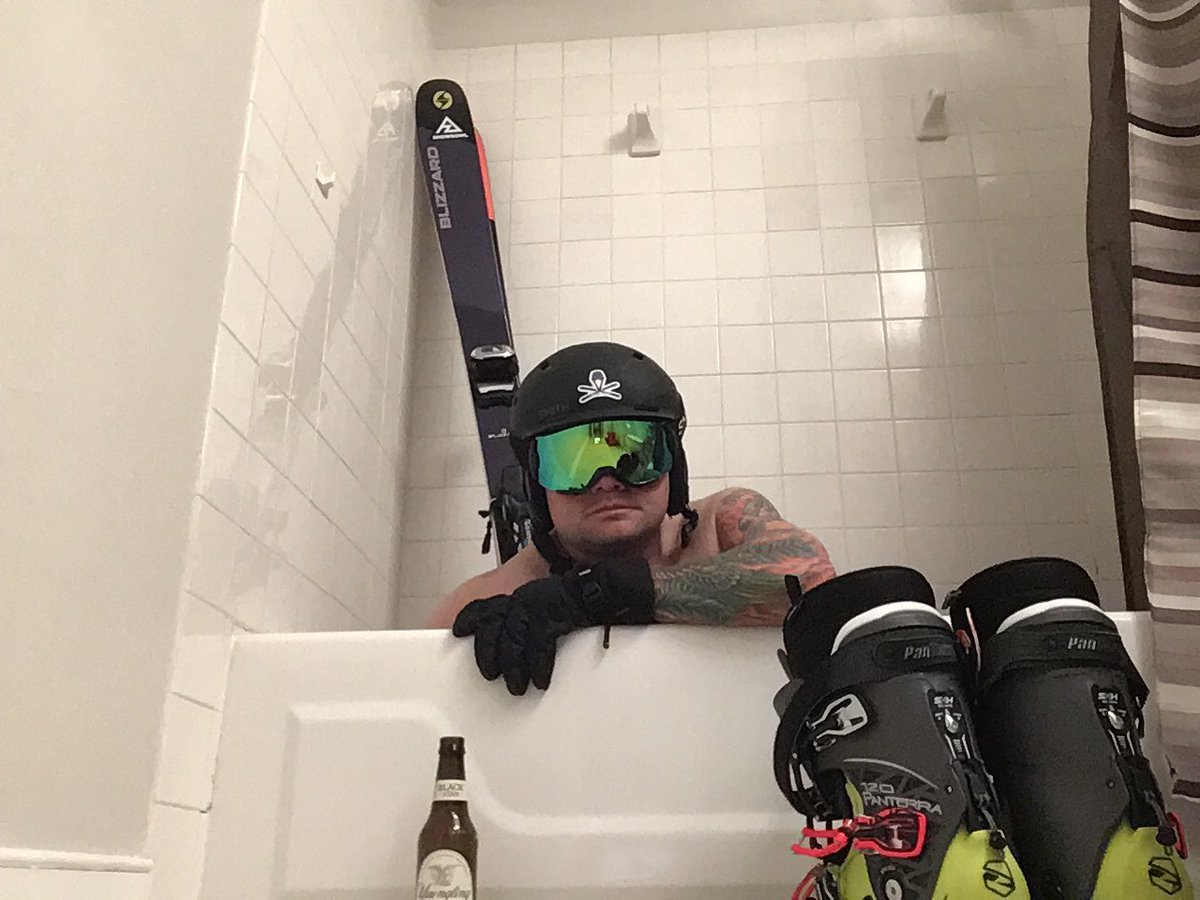 tech_rob's tweet photo. How it started, How its Going Xmas Edition thanks to @SkiRexMedia 😂 #virtualapres back when skiing was canceled😂 https://t.co/F4iYw7zVAX