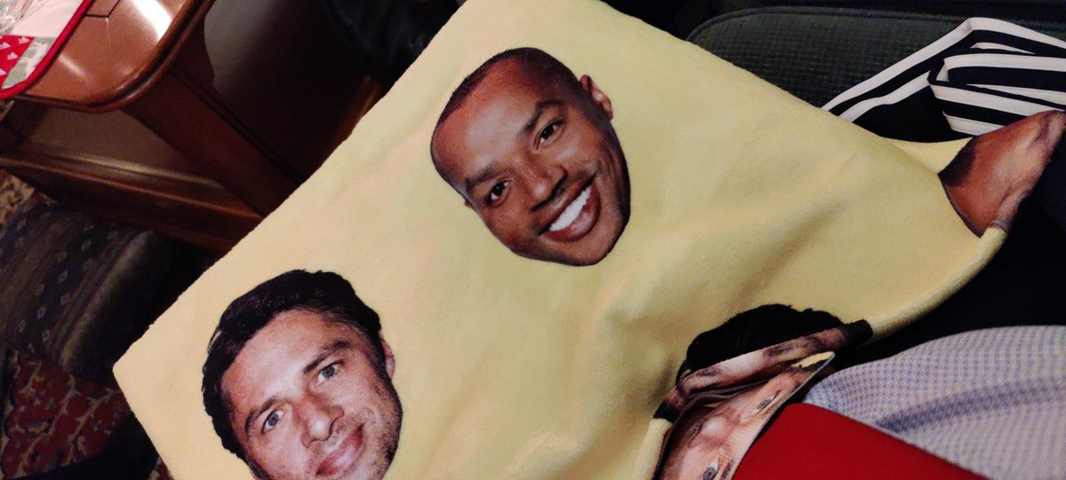 KnasKnas's tweet photo. @zachbraff @donald_faison The most perfect christmas gift! Merry christmas!!🎉🎄 https://t.co/YTtuYpkYPh