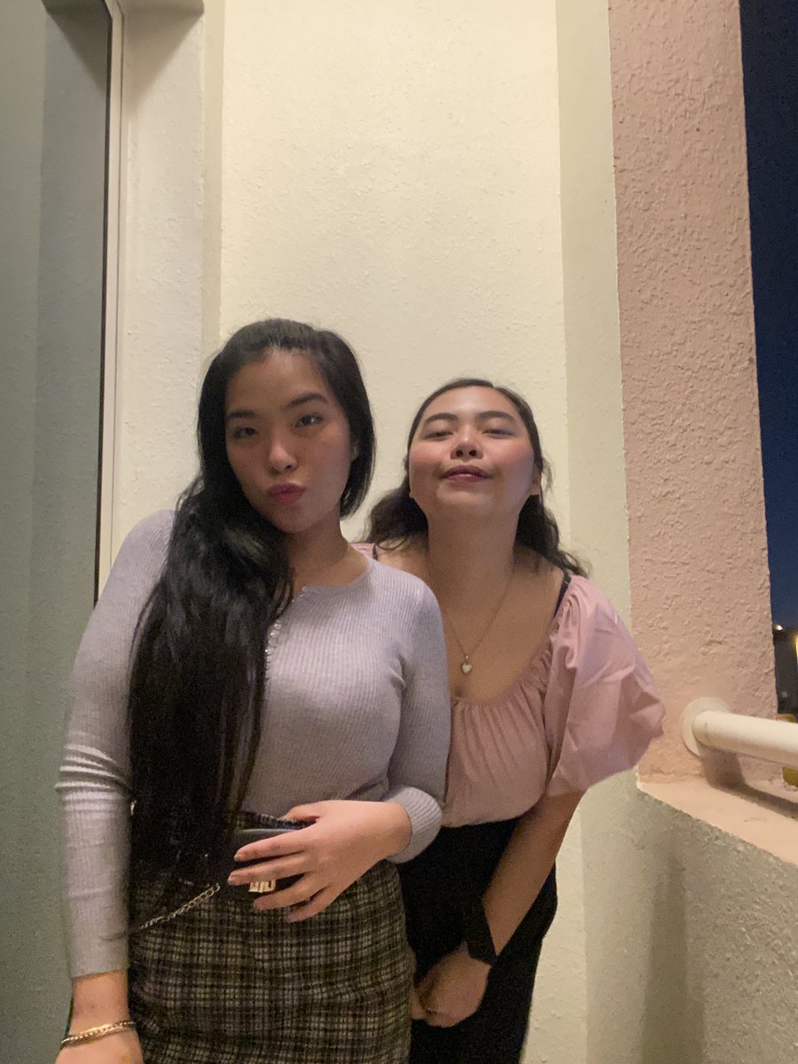 aLOUIEring's tweet photo. Merry Christmas 🎄👭🎁💕 https://t.co/Fr646BweKO