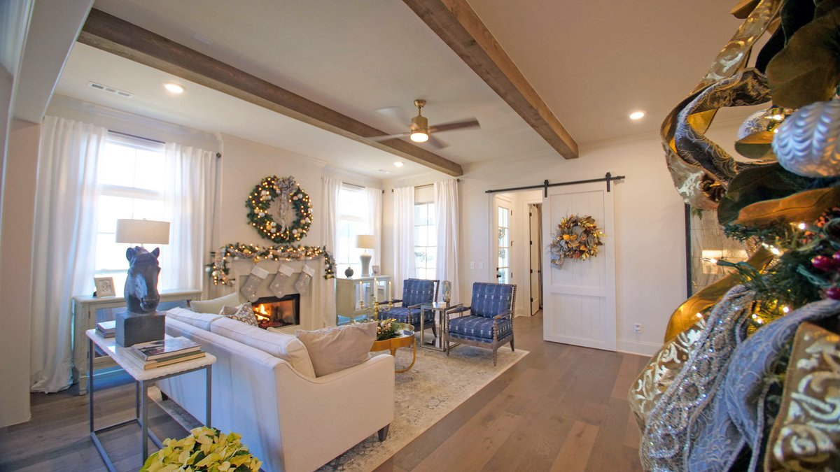 stephens_valley's tweet photo. Christmas isn't a season. It's the cozy feeling you get when you walk in a room like this one. 
Wishing you lots of those feelings on this Christmas Eve! #ChristmasEve #Family #HomeSweetHome #StephensValley #WelcomeHome https://t.co/MdIDpd9acc